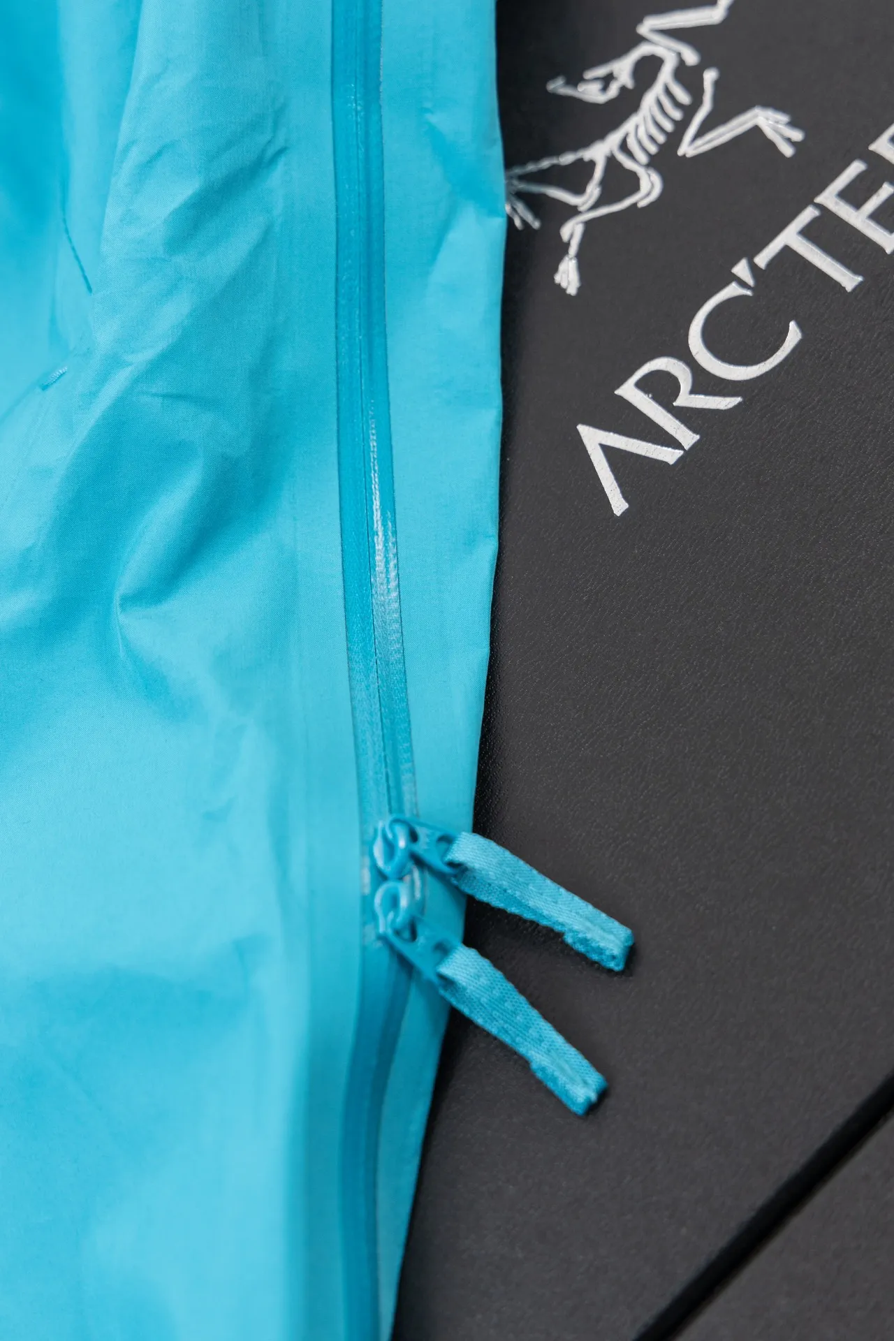 J 88 ARC‘TERYX BETA LT GORE-TEX Jacket-Men's Yb 3D ， Tri-Durance ， ） Factory 📃 🔍 ， YKK ， ， ， 。 Beta LT ， 。 bluesign@ N 13LGORE-TEX ， Wear-Resistant， 、 Breathable， 。 Storm Hood™ ， Water Tight™ ， ， ， 。 ，VISLON ， Velcro ， Zip-in， ARC TERYX BETA： 。 LT ： ， Wear-Resistant。 GORE-TEX： 、 、Breathable 。 BRTA LT Arc’teryx ， ， ， 。 ：Black Retro Size：S/M/L/XL/XXL ： 81 83 86 88 90 ：117 122 128 132 136 ： 59 61 64 66 68 ： 53 55 58 60 62 S 80-120 M 110-150 L 140-170 XL 160 XXL 180 os ～